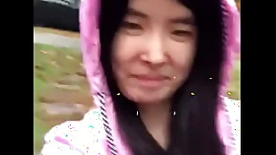 亞洲青少年在雨中公開展示自己！
