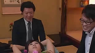 壽司女孩在粗暴的輪姦後得到了她的陰戶奶油
